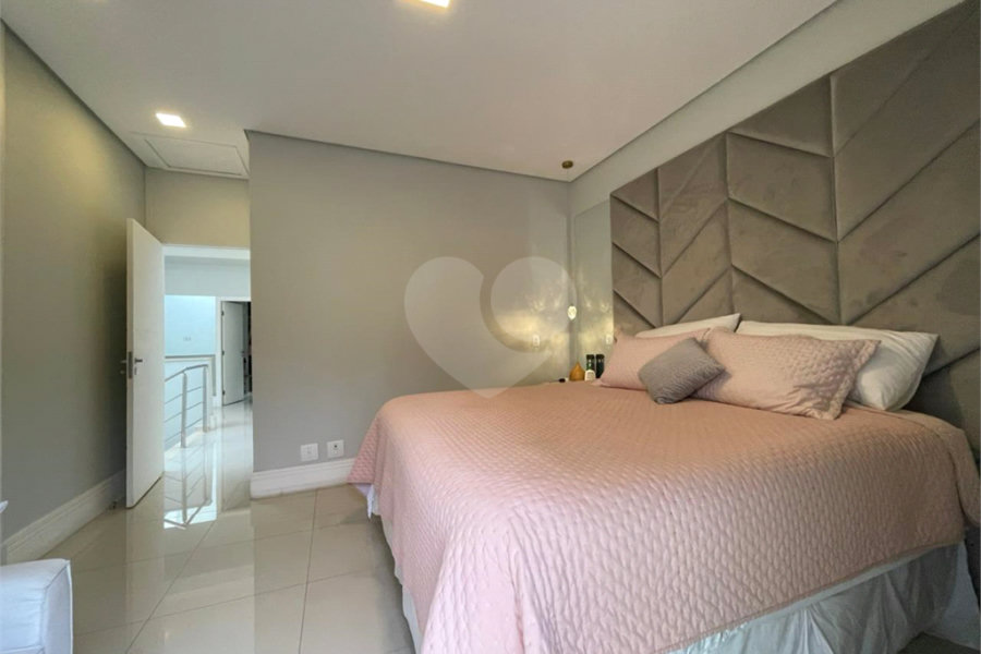 Casa com 4 quartos em condomínio fechado com piscina