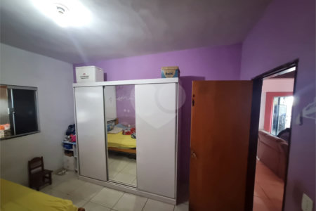 Sobrado 3 quartos e área comercial em baixo.