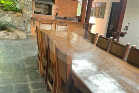 Casa à venda, 742 m², com piscina, 5 suítes, em Embu das Artes