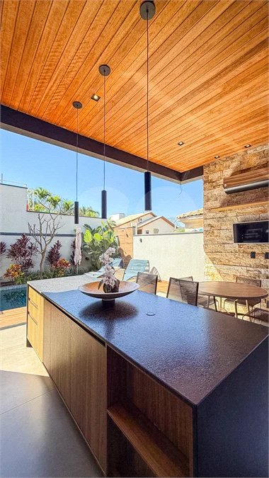 Indaiatuba - HOME DESIGN - Casa Térrea - Condomínio Paradiso - 420 m² de terreno - 307,19 m² de área construída - 3 suítes completas, sendo 1 master com closet planejado e banheira de imersão - Sala de TV reversível para 4ª suíte - Sala de estar ampla e varanda gourmet integrada - Cozinha com móve