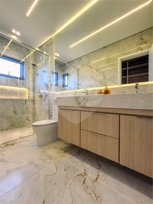Indaiatuba - Condominio Villa Sapezal - 318 m² de Terreno - 230 m² de Área Construída - 3 suítes, sendo 1 Master com closet planejado - Sala de TV - Sala de estar integrada à Sala de jantar - Cozinha com móveis planejados - Despensa - Escritório planejado - Lavabo - Piscina com preparação para aquec