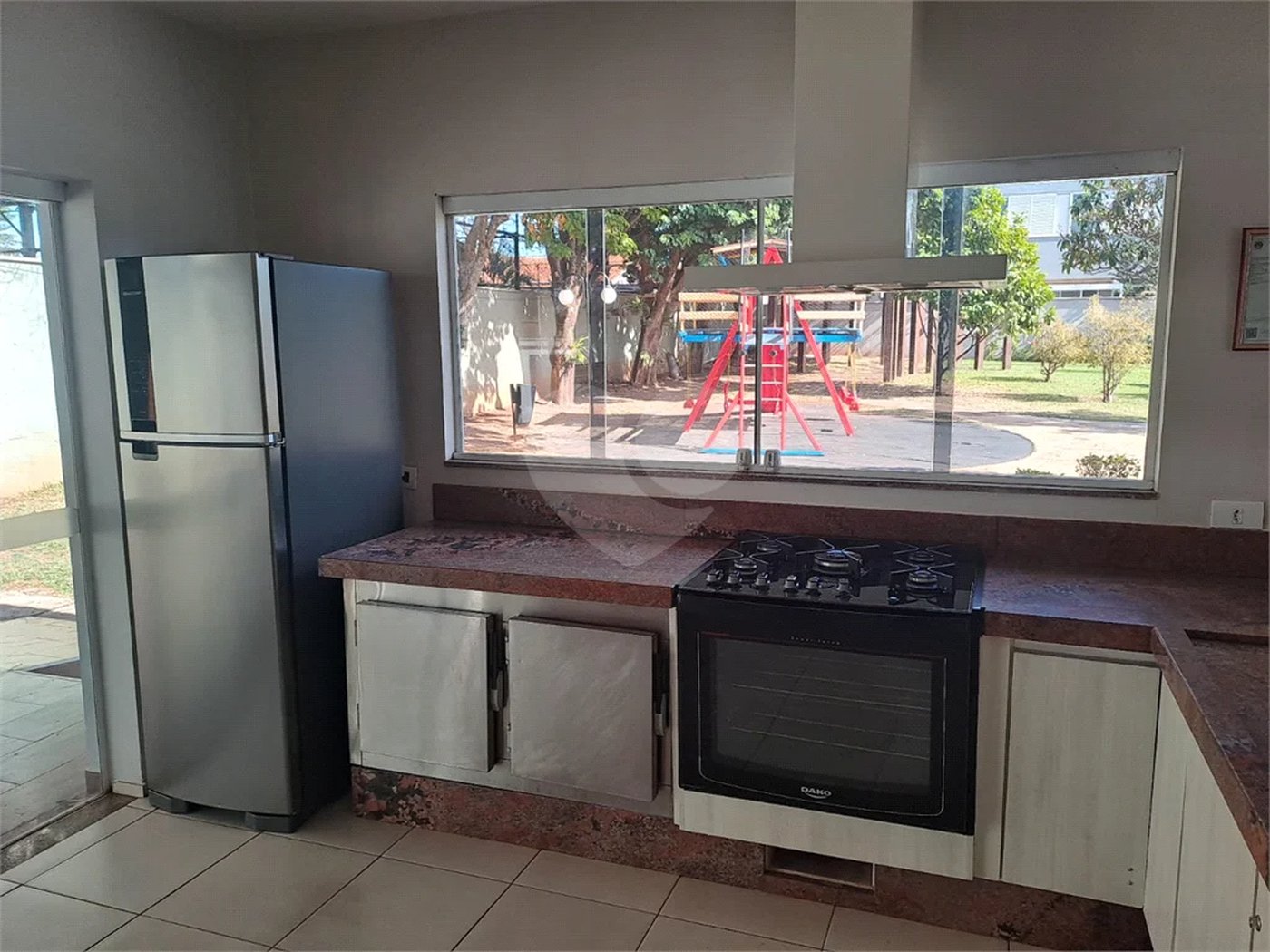 Linda Casa 3 dormitórios com piscina - R$ 950.000,00