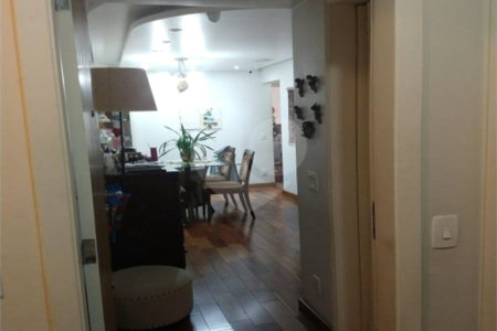 Apartamento na Vila Nova Conceição de 100m2 com 2 dorms, 1 suíte , 3 banheiros, 2 vagas. Estuda permuta.