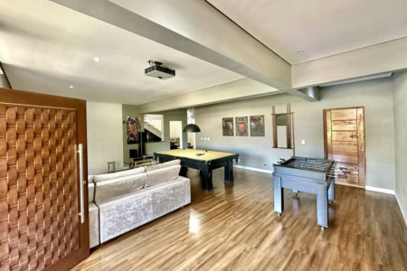 Magnífica Casa Contemporânea na Fazendinha - 4dorms | 3 Suites | Gourmet, piscina, lareira, hóspedes, escritório! Muito Verde e Tranquilidade em um dos melhores condominios da Região .