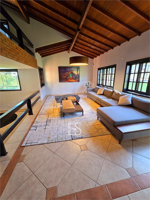Indaiatuba- Vale das Laranjeiras - Vista dos fundos para o lago - Casa assobradada - 3 pisos, 4 quartos, 2 suítes, uma com hidro ,escritório, sala 3 ambientes, lareira, lavabo,cozinha ampla, despensa, lavanderia, churrasqueira, forno pizza, 6 wcs, piscina, jardim despensa, garagem, segurança