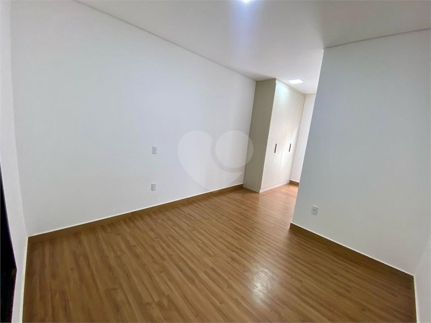 Sobrado á venda com 03 suítes, no Residencial Villeneuve em São Carlos-SP.