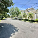 Casa em condomínio Impecável, 4 dorms / 2 suítes, varanda gourmet, piscina, 3 lareiras