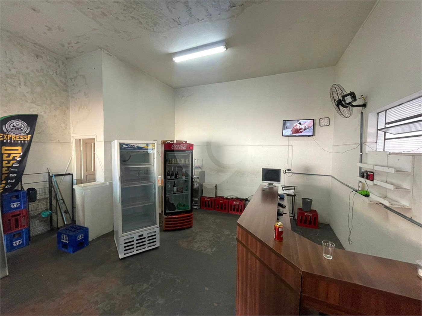 Casa térrea e salão comercial a venda no Jardim Bandeirantes.