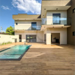Indaiatuba - Condomínio Milano - Sobrado - 350 m² de terreno - 240 m² de área construída - 4 vagas de garagem, sendo 2 cobertas - Salas de estar e jantar integradas - 3 suítes com closet e varanda no pavimento superior - Escritório no térreo - Espaço gourmet com churrasqueira - Banheiro externo
