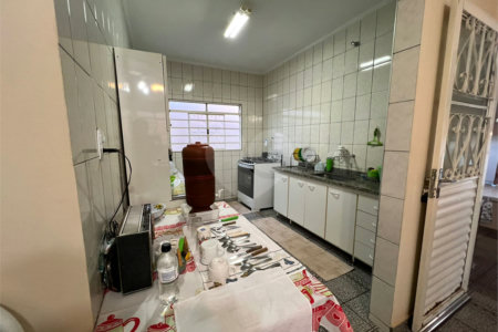 Ampla casa no condomÍnio Parque Fehr, contendo: