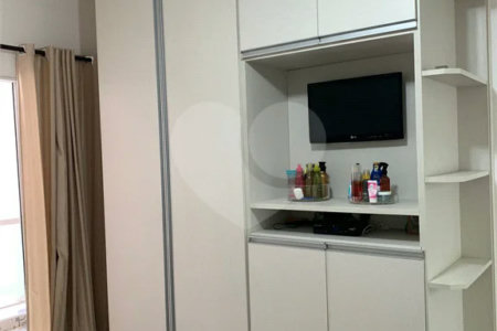Sobrado com 3 quartos e garagem para 5 veículos.