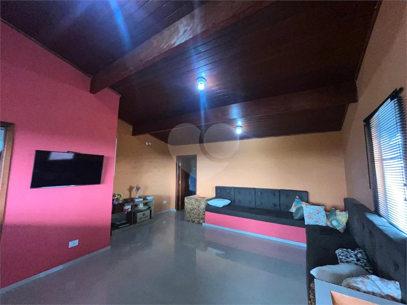 Casa ampla no bairro Terra Rica com 3 pavimentos e excelente estrutura.