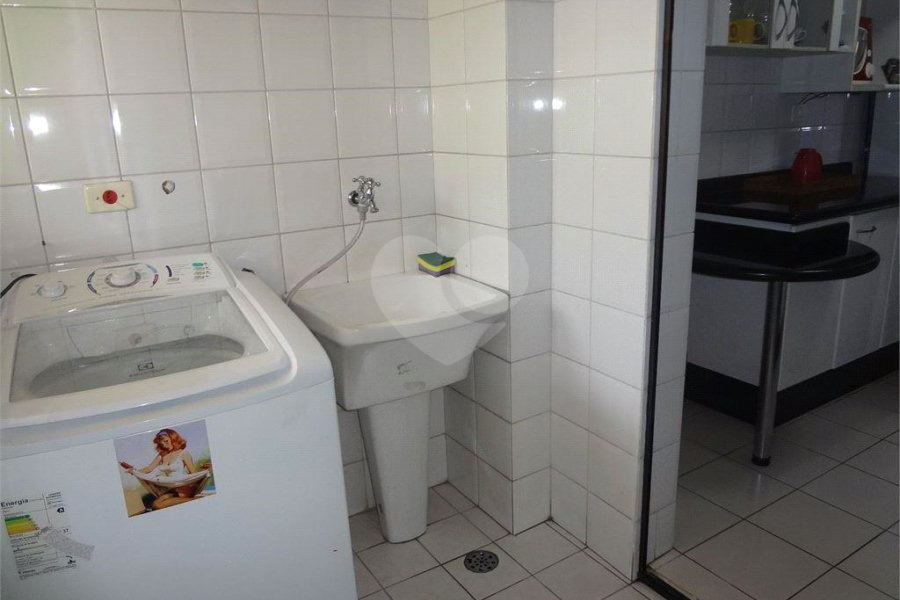 COBERTURA COM PISCINA E CHURRASQUEIRA NA CASA VERDE.