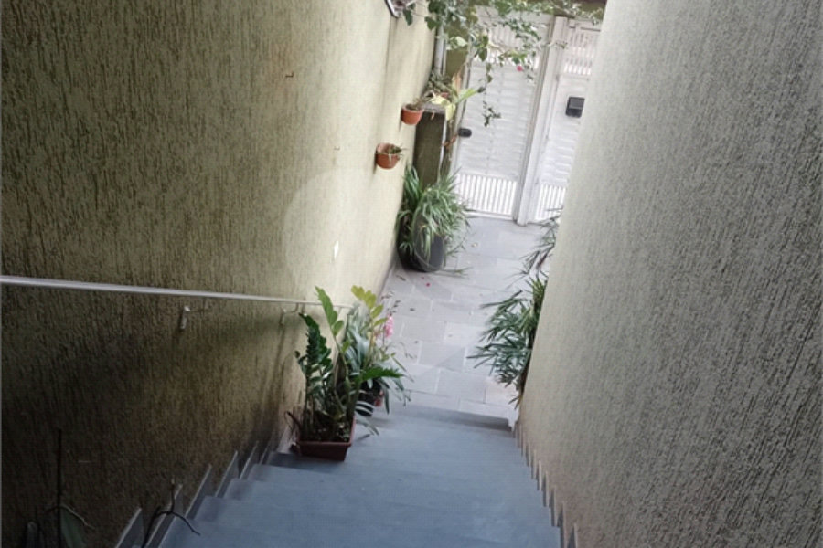Oportunidade! Super sobrado em rua tranquila e ótima localização