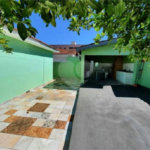 Casa térrea com 3 dormitórios.
