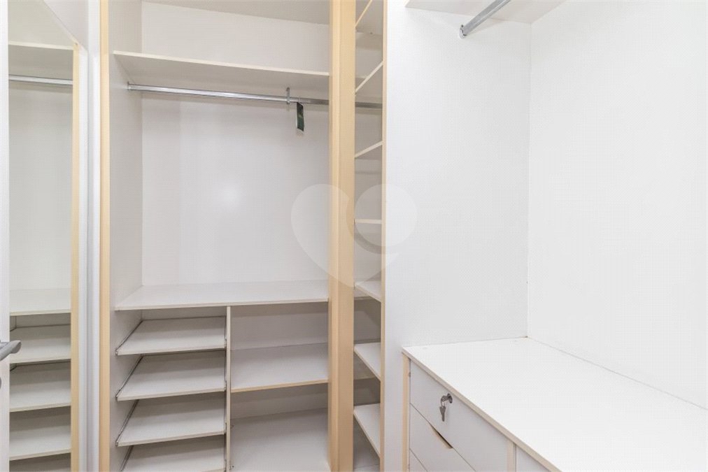 Casa à venda com 4 quartos, sendo 2 suítes, no condomínio Stephanie, São Paulo - SP