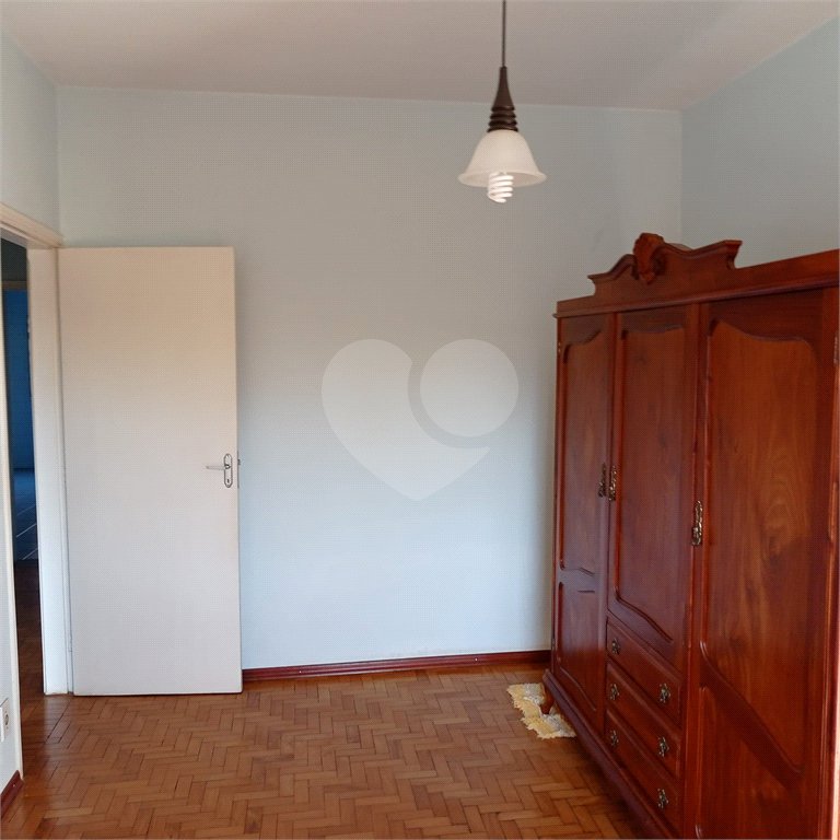 Linda casa no centro com 3 quartos.