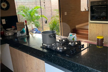 Casa Térrea com Acabamento em Tijolo Aparente e Quintal Amplo - Próximo ao Shopping Iguatemi