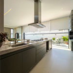 Indaiatuba - Condominio Villa Sapezal - 318 m² de Terreno - 230 m² de Área Construída - 3 suítes, sendo 1 Master com closet planejado - Sala de TV - Sala de estar integrada à Sala de jantar - Cozinha com móveis planejados - Despensa - Escritório planejado - Lavabo - Piscina com preparação para aquec