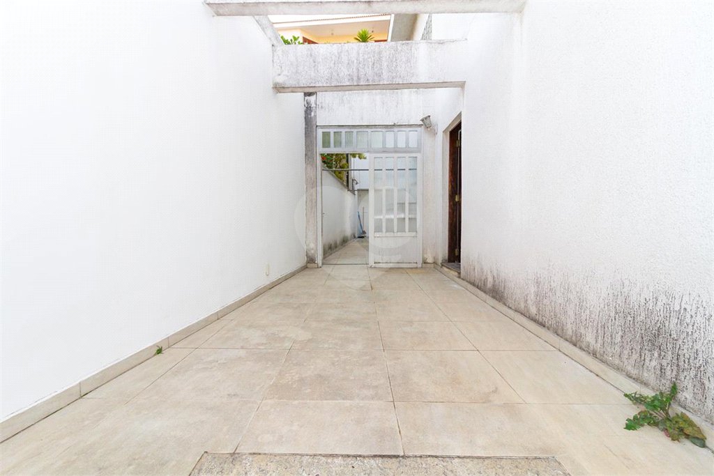 Casa Sobrado à venda com 342 m², 3 dormitórios, sendo 2 suítes, 4 vagas na Vila Mariana - São Paulo.