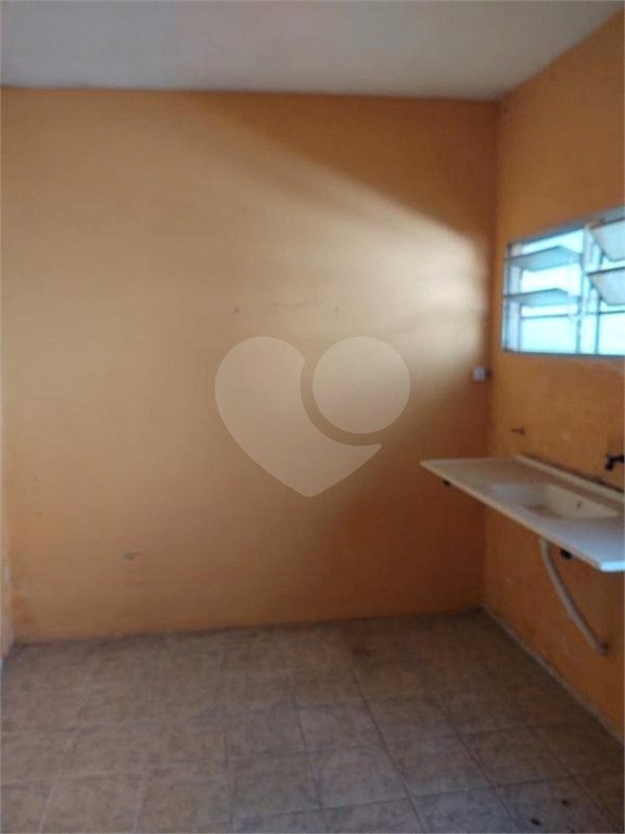 Casa térrea com 2 dormitórios, sendo 1 suíte.