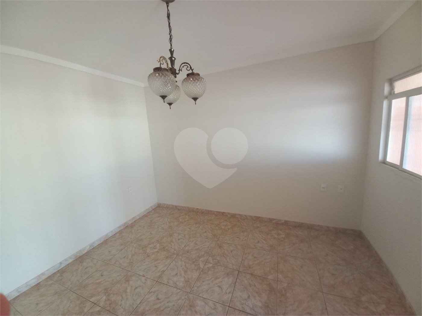 Casa térrea com 2 dormitórios.