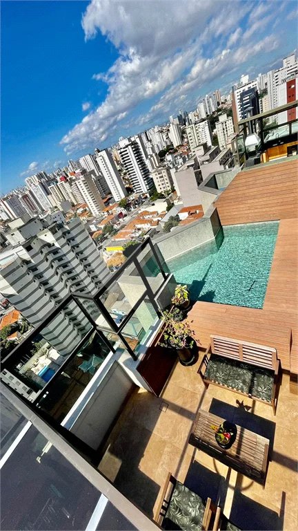 Cobertura à venda na Aclimação de 300m² com 2 vagas.