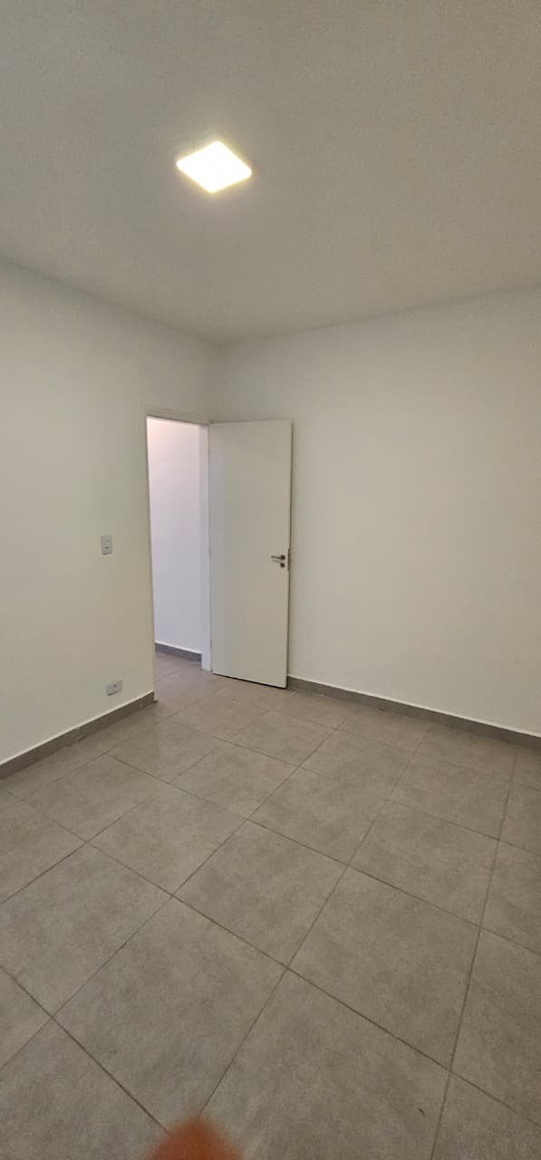 Apartamento de 01 Dormitório na Vila Caiçara — 200 m do Mar