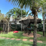 Casa em Condomínio Fechado com 4 suítes e área de lazer completa.