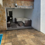 Sobrado com 14 metros de frente , na Região do Jardim Guapira , próximo ao Clube Guapira com 5 dormitórios, sendo 3 suíte com armários embutidos ,banheiro social, Sala para 2 ambientes, escritório com banheiro .cozinha ampla com armários, área de serviço ,dispensa, quintal com banheiro externo c