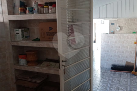 Linda casa no centro com 3 quartos.