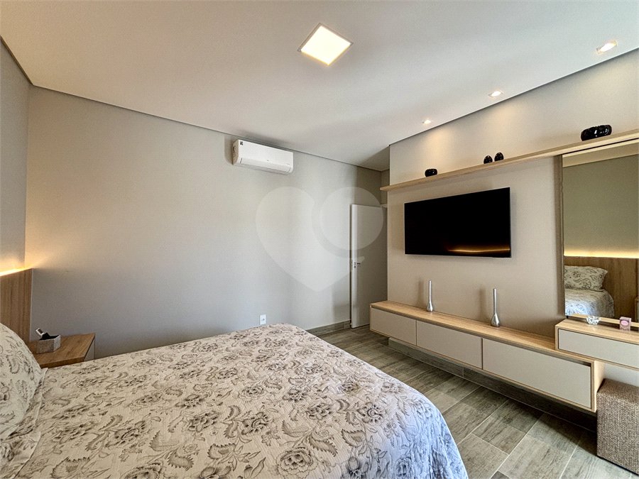 Indaiatuba - Sp - Condominio Maria Candida - R$ 2.250.000,00 - 3 suítes, sendo 1 master com closet e banheiro com duas cubas e dois chuveiros - Escritório - Piscina em Alvenaria aquecida e Hidro com Iluminação - Ar Condicionado instalado em todos os quartos, escritorio, sala e area gourmet