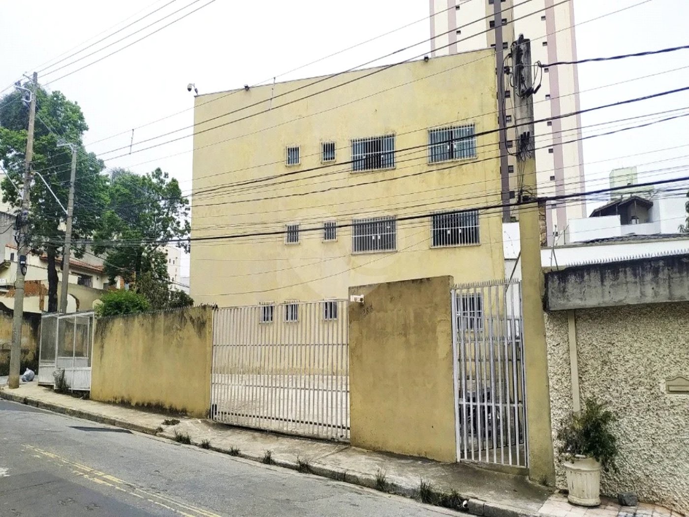 Galpão com 1155m² , 6 banheiros , sendo 2 vestiários , atualmente com 13 vagas , podendo chegar a 17 , à venda na Vila Principe de Gales em Santo André.
