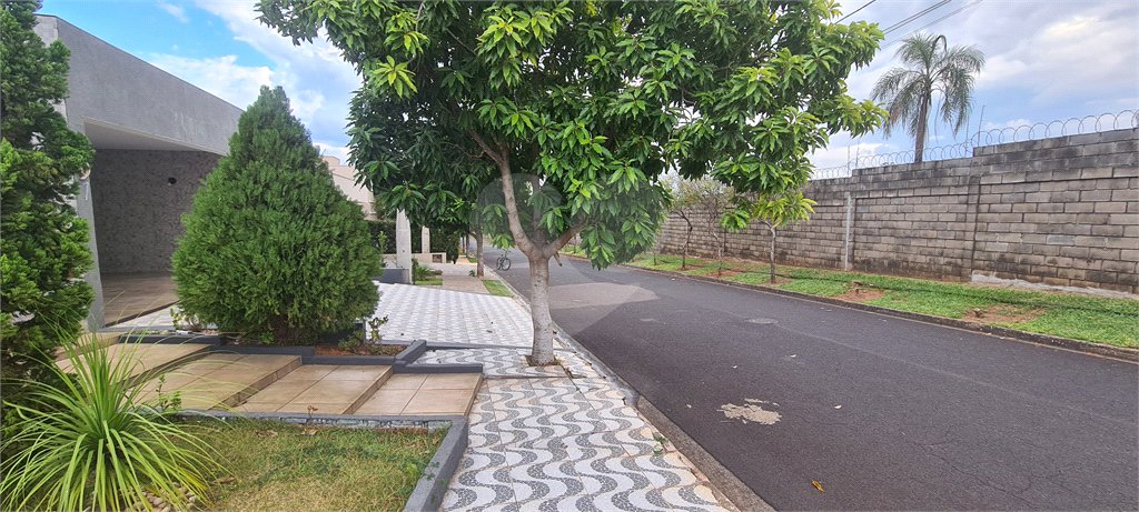 Casa térrea no Condomínio Jardim Botânico , localizado na cidade Bady Bassit/SP .