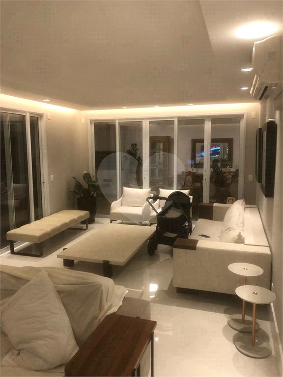 Apartamento á venda com 245m² com 4 dormitórios, 4 vagas CHÁCARA KLABIN Com área de lazer.