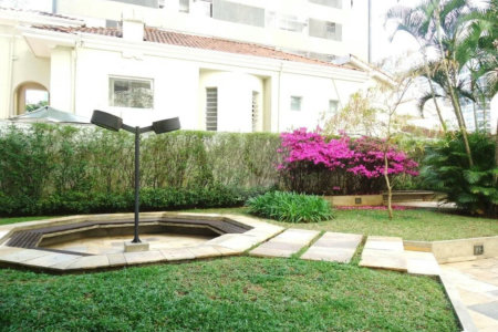 Apartamento reformado , 3 suítes , 3 vagas. Próximo a Avenida Paulista e metrô Brigadeiro . Prédio de construtora renomada. Único !
