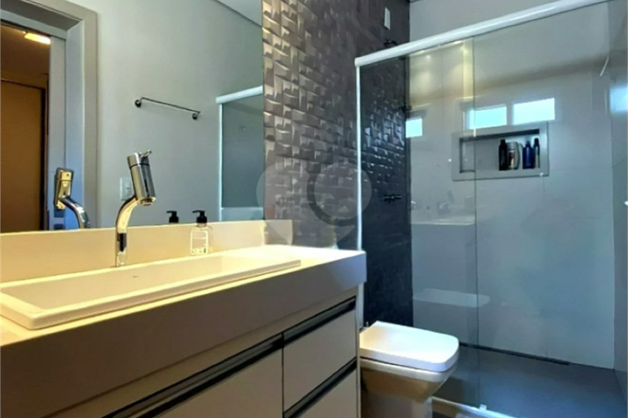 Casa de Alto Padrão em Condomínio com 4 suítes.
