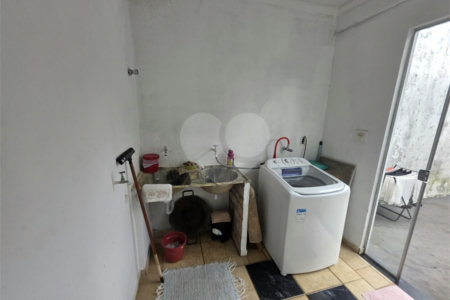 Casa térrea à venda no Douradinho com 2 quartos e edícula com mais dois quartos e 2 banheiros.