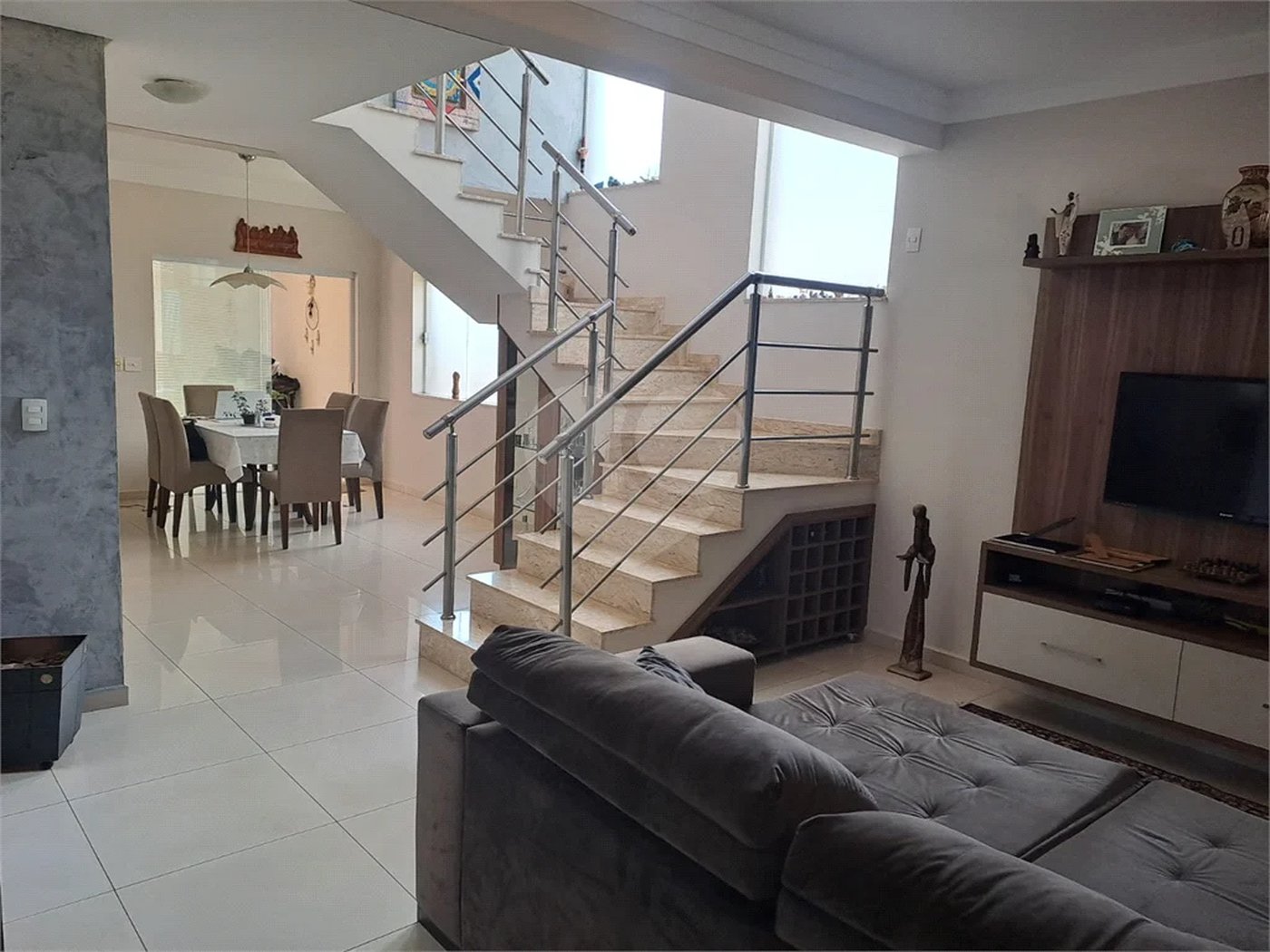 Linda Casa 3 dormitórios com piscina - R$ 950.000,00
