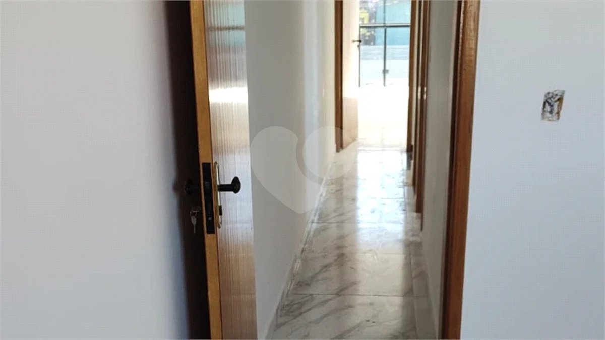 Sobrado Novíssimo à Venda – 3 Dormitórios, Suíte, Quintal e 6 Vagas – 132m² de Terreno
