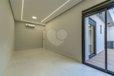 Indaiatuba - SP - Condominio Dona Lucilla - Valor R$2.295.000,00 - 3 suítes + escritório + lavabo - Terreno: 300m2 - Construção: 188m2 - Diferenciais - Móveis planejados no escritório, sala de TV, lavabo, cozinha, área gourmet, lavanderia, banheiros e closet - Ar condicionado em todos os ambie