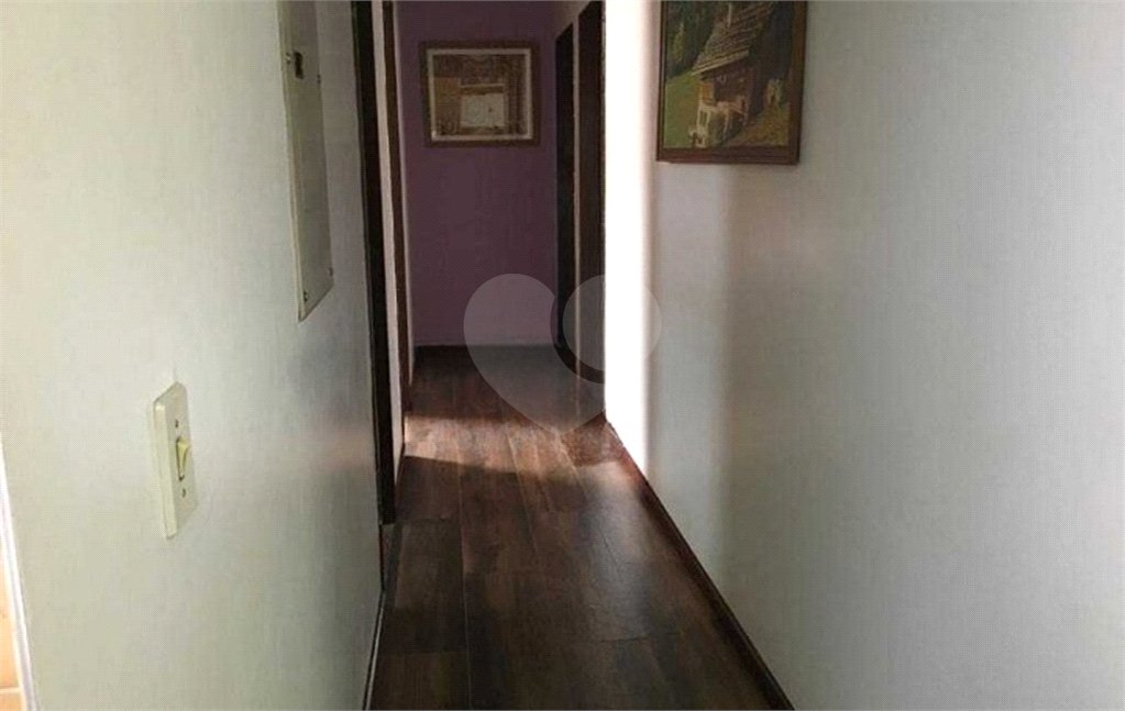 Casa térrea com 3 dormitórios, sendo 2 suítes.