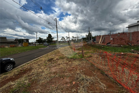 LOTE DE ESQUINA NO CONDOMINIO RESIDENCIAL DAMHA IV