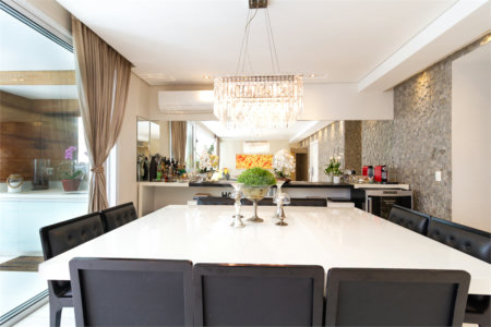 Apartamento de Alto Padrão no Campo Belo para venda com porteira fechada, com 4 dormitórios suítes e 4 vagas com lazer de club.