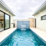 Casa Térrea – Condomínio Maria Cândida - 300 m² de terreno - 212 m² de área construída - 4 vagas de garagem, sendo 2 cobertas - Sala de jantar e estar integradas, com pé-direito duplo e cortina - 3 suítes com ar-condicionado, sendo 1 master com closet – planejado – Roupeiro – Escritório - Cozinha