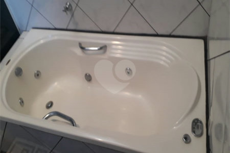 Sobrado com 3 dormitórios, sendo 2 suítes, uma delas master.