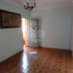 Linda casa no centro com 3 quartos.
