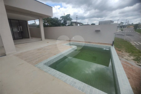 Casa exclusiva em Atibaia de alto padrão com 3 suítes, piscina, espaço gourmet, condomínio fechado, aceita financiamento