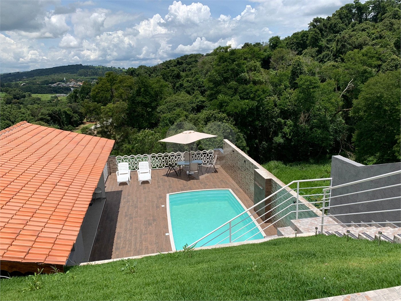 Belíssima Chácara- Loteamento Pedra Bela- Bairro Pedreira- em Atibaia.
