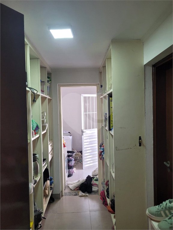 Sobrado com 14 metros de frente , na Região do Jardim Guapira , próximo ao Clube Guapira com 5 dormitórios, sendo 3 suíte com armários embutidos ,banheiro social, Sala para 2 ambientes, escritório com banheiro .cozinha ampla com armários, área de serviço ,dispensa, quintal com banheiro externo c
